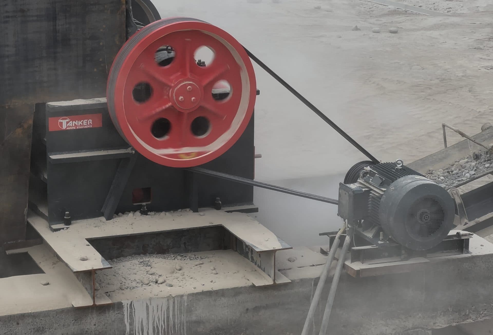 Tanker jag‘li maydalagichining motor, tasma va volanli yuritmasi